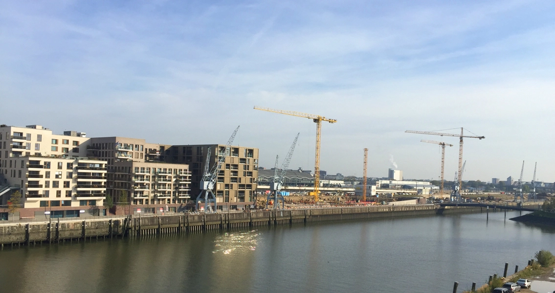 Le bâtiment de Futura Campus (à gauche) et les sites de construction des 