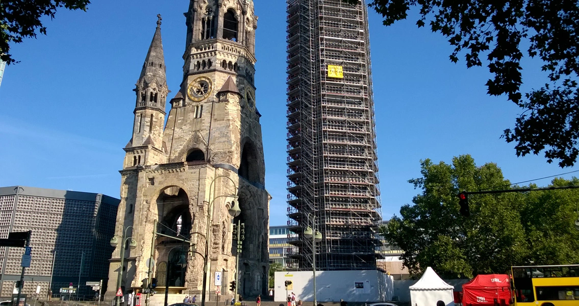 Une approche sensible et complexe a été nécessaire afin d'assurer la restauration compatible avec le patrimoine de la chapelle et de la façade du complexe de l'église commémorative Kaiser Wilhelm.