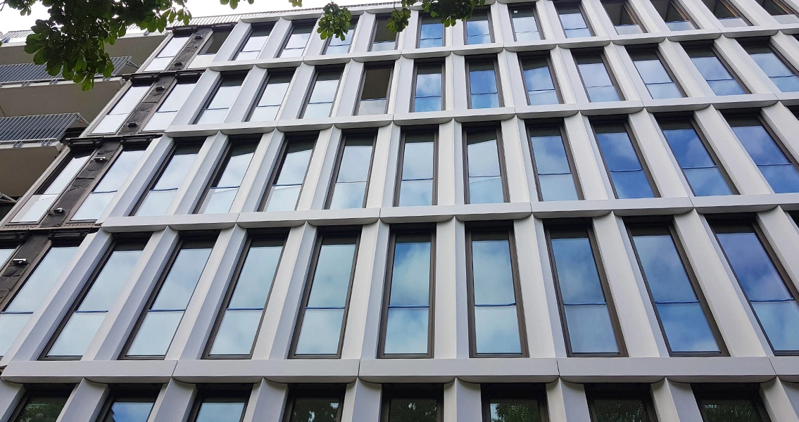 MC a développé des additifs spécialement optimisés pour le projet afin de garantir l'excellente fluidité et la grande stabilité du mélange dans le béton frais nécessaire pour obtenir la géométrie complexe des éléments de façade.