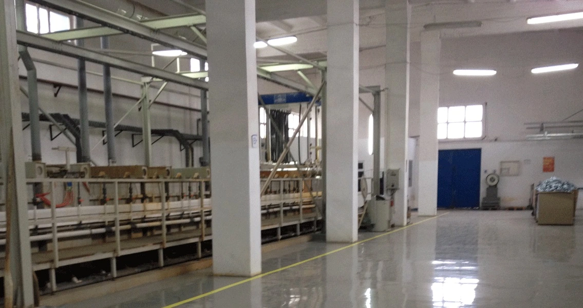 Incomparable: le sol du bâtiment de production était dans un état de délabrement avancé et inutilisable par endroits. Aujourd'hui, l'installation de production est non seulement plus efficace, mais elle est aussi beaucoup plus impressionnante à regarder.