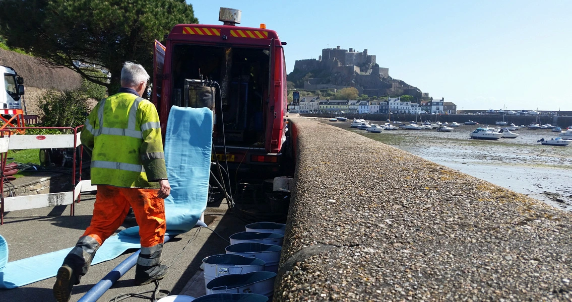 Réhabilitation des égouts sans tranchée avec le système Konudur sur l'île de Jersey