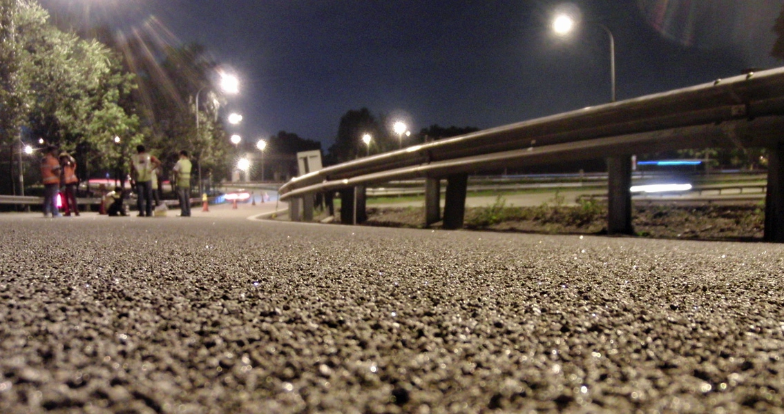 Application du Whisper-Grip® en Malaisie. En Europe aussi, les exploitants d'autoroutes optent pour cet enduit de surface de MC.