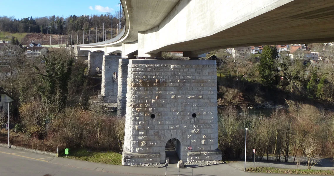 Après la visite d'inspection du pont, les intervenants ont détaillé les défis du projet de construction et de rénovation du pont d'il y a plus de 20 ans.