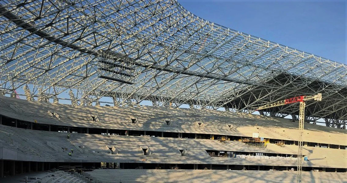 Vue de l'intérieur de la nouvelle arène Ferenc Puskás à Budapest. La nouvelle arène de Ferenc Puskás compte 15 000 m² de tribunes recouvertes de MC-Floor TopSpeed flex, le revêtement flexible à enrouler qui possède d'impressionnantes propriétés de pontage des fissures.