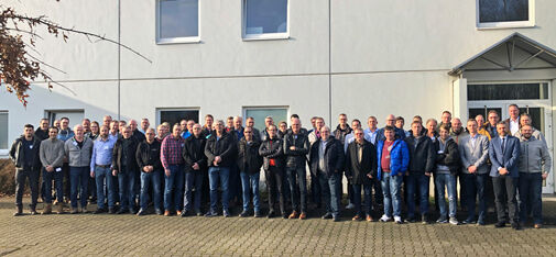 Troisième conférence ombran : la photo montre les participants réunis devant le centre de formation de MC à Bottrop.