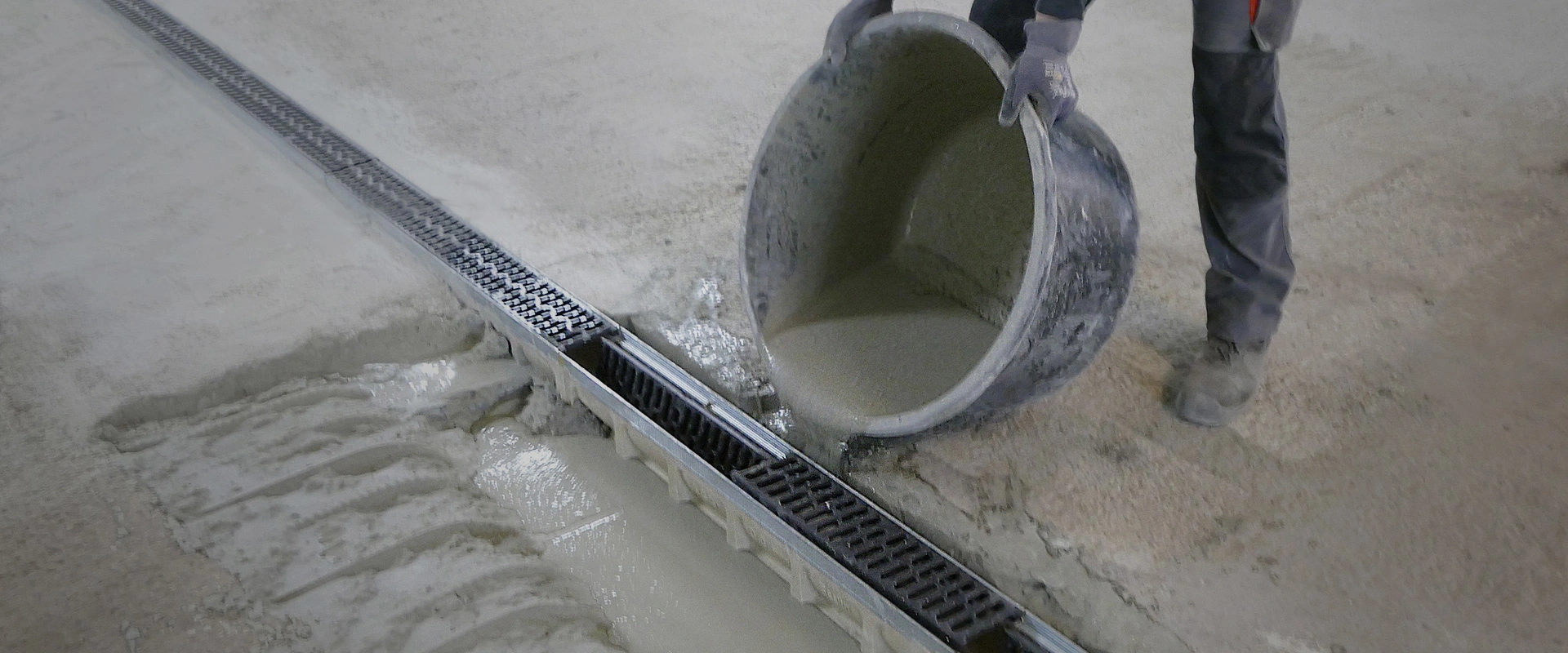 Réparation d'un canal de drainage dans un parking souterrain à l'aide du nouveau béton de scellement Emcekrete 50 A.