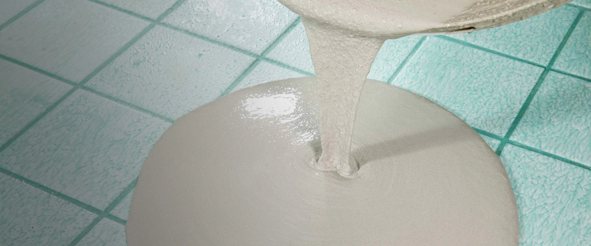 Le nouveau primaire visqueux MC-Estribond NA est utilisé sur des supports non absorbants et très lisses et permet même une adhérence fiable sur les carreaux pour les métiers ultérieurs.